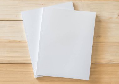 Katalog, dergi broşürü, portföy, menü tasarım şablonu için önü beyaz yüzey üzerinde ahşap masa üzerinde olan boş bir A4 kapağı boş karton kapağı modeli