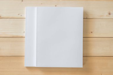 Katalog, dergi broşürü, portföy, menü tasarım şablonu için önü beyaz yüzey üzerinde ahşap masa üzerinde olan boş bir A4 kapağı boş karton kapağı modeli
