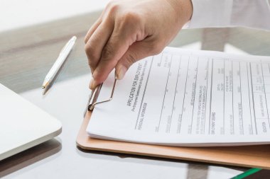 İş başvurusunda bulunan ya da sağlık sigortası talebinde bulunan şirket başvuru formu belgesine başvuru