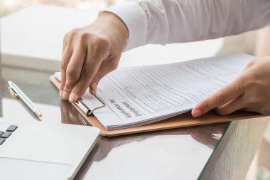 İş başvurusunda bulunan ya da sağlık sigortası talebinde bulunan şirket başvuru formu belgesine başvuru