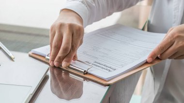 İş başvurusunda bulunan ya da sağlık sigortası talebinde bulunan şirket başvuru formu belgesine başvuru