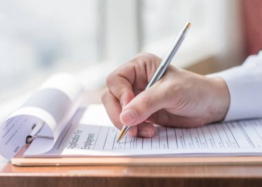 İş başvurusunda bulunan ya da sağlık sigortası talebinde bulunan şirket başvuru formu dolduran kişi