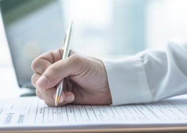İş başvurusunda bulunan şirket başvuru formu doldurma belgesi veya sağlık sigortası talebinde bulunma