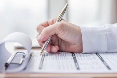 İş başvurusunda bulunan ya da sağlık sigortası talebinde bulunan şirket başvuru formu dolduran kişi