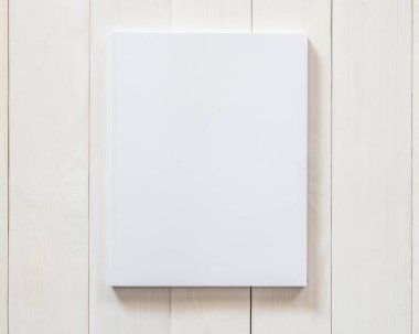 Boş kitap kapağı modelleme şablonu. Ahşap masa üzerinde beyaz yüzey üzerinde sayfa önü şablonu.