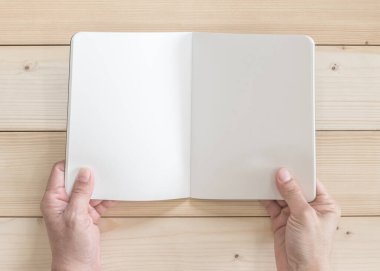 Boş cep defteri, katalog dergileri, ya da kağıt dokusu olan bir şablon beyaz çam ağacından masa üzerinde.