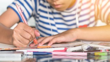 Eğitim, okula dönüş ve okuma yazma günü konsepti. Masa başında ödev yazan kız öğrenci konsepti.