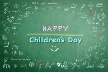 Uluslararası Çocuk Günü için yeşil karatahtaya karalama ile mutlu çocuk günü.