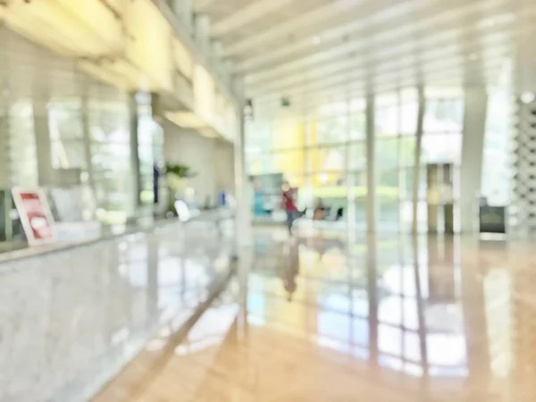 ビジネスオフィスロビーは 銀行受付ホールのお客様や患者カウンターサービスの背景をぼかすと ぼやけた病院内のレジデスク オフィスやホテルの待合室にガラスの壁窓 — ストック写真