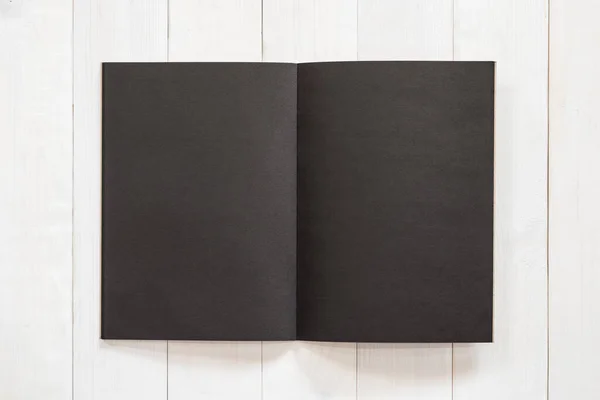 Boş Boyutundaki Siyah Kitap Şablonu Kremsi Beyaz Yüzey Ahşap Masa — Stok fotoğraf