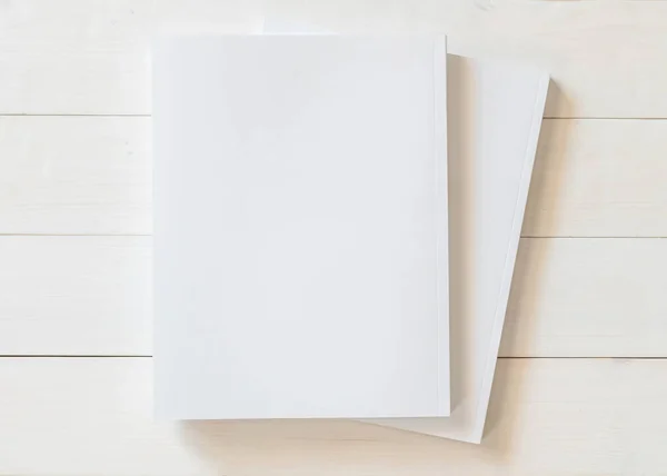 Modelo Capa Livro Branco Com Página Lado Frente Fundo Madeira — Fotografia de Stock