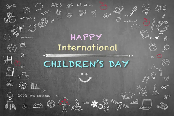 Glücklicher Internationaler Kindertagsgruß Mit Kritzelei Auf Schwarzer Tafel — Stockfoto