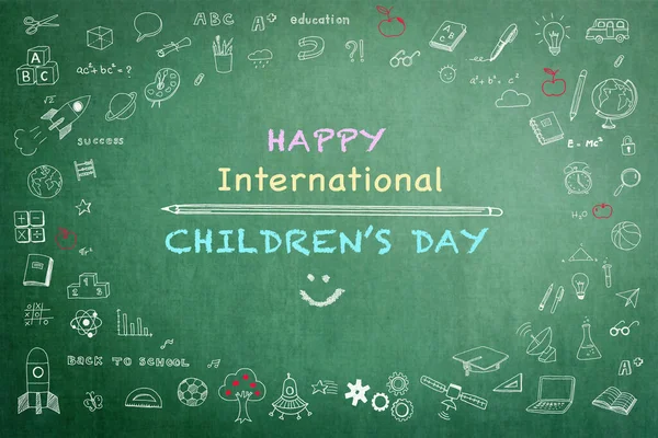Feliz Dia Internacional Das Crianças Saudação Com Doodle Quadro Verde — Fotografia de Stock