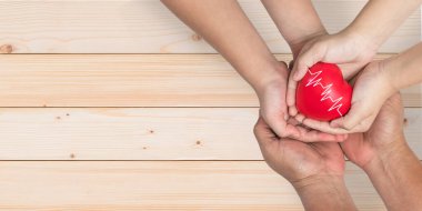 Yaşam ve sağlık sigortası, pediatrik hemşire bakımı ve çocukluk kardiyovasküler kalp hastalığı, çocuk ve aile babasıyla ilgili sağlık konsepti nabız işareti olan kalp desteği