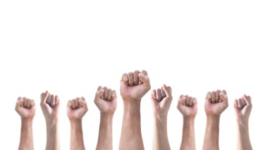 Halkın yumruğunu sıkmış olan eller, sosyal adalet ve insan hakları kavramına giden yolu kesen beyaz bir arka planda izole edilmiş (erkek ve kadın) kalabalıktır.