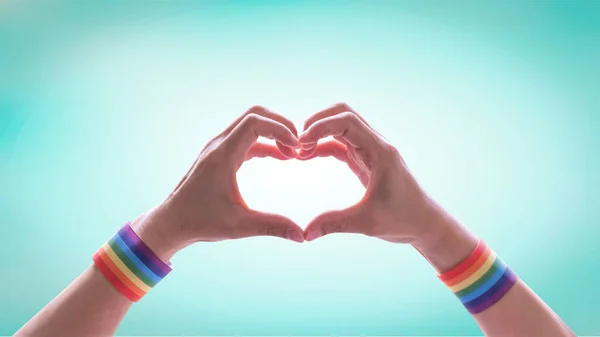 Mes Orgullo Lgbt Con Pulsera Cinta Con Bandera Arco Iris — Foto de Stock