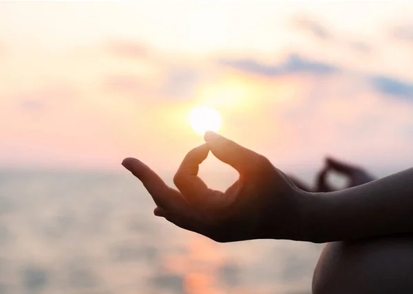 Práctica Meditación Mantra Yoga Con Silueta Mujer Pose Loto Teniendo —  Fotos de Stock