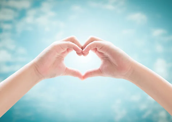 Mano Forma Corazón Gesto Del Lenguaje Corporal Infantil Para Amor — Foto de Stock