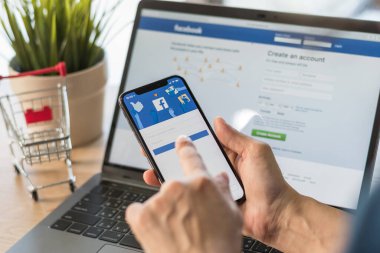 BANGKOK, THAILAND - 2 Mayıs 2018: Facebook sosyal medya uygulaması logosu giriş, mobil uygulama kayıt sayfası iPhone X 'te (10) kişisel olarak e-ticaret alışveriş işi üzerinde çalışıyor