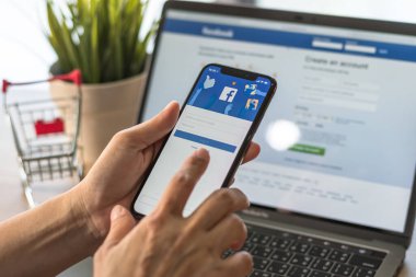 BANGKOK, THAILAND - 2 Mayıs 2018: Facebook sosyal medya uygulaması logosu giriş, mobil uygulama kayıt sayfası iPhone X 'te (10) kişisel olarak e-ticaret alışveriş işi üzerinde çalışıyor