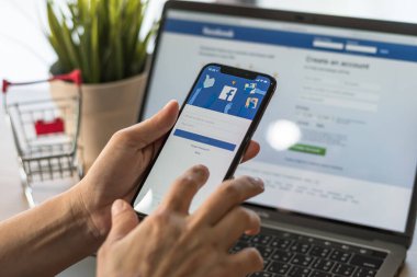 BANGKOK, THAILAND - 19 Kasım 2018: Facebook sosyal medya uygulaması logosu giriş, mobil uygulama kayıt sayfası iPhone X 'te kişisel olarak e-ticaret alışveriş işi üzerinde çalışıyor