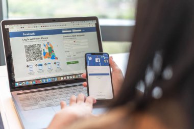 BANGKOK, THAILAND-26 Şubat 2019: Facebook sosyal medya uygulama simge imzalama sayfası iphone X mobil akıllı telefon aygıtı ve kullanıcı FB canlı iletişim ağı için bilgisayar laptopu.