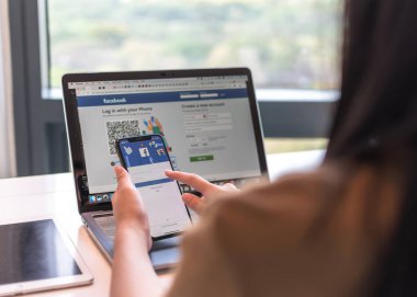 BANGKOK, THAILAND-26 Şubat 2019: Facebook sosyal medya uygulama simge imzalama sayfası iphone X mobil akıllı telefon aygıtı ve kullanıcı FB canlı iletişim ağı için bilgisayar laptopu.