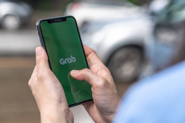 BANGKOK, THAILAND - 12 Ekim 2019: Arama için akıllı telefon uygulaması, sokak trafiğinde akıllı telefon uygulaması, Grabbike (bisiklet), Grabcab (taksi), Grabcar, ekspres dağıtım, Grabfood (Gıda Servisi)