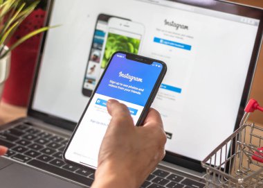 BANGKOK, THAILAND - 29 Aralık 2018: Instagram sosyal medya uygulaması logosu giriş, mobil uygulama kayıt sayfası iPhone akıllı cihazları iş yerinde çalışan kişinin elinde