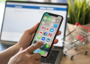 BANGKOK, THAILAND - 19 Kasım 2018: İphone X dokunmatik mobil ekranda sosyal medya uygulaması çoklu kanal simgeleri İnternet uygulama teknolojisi alışveriş yaşam tarzı dijital olarak 4.0 yaş