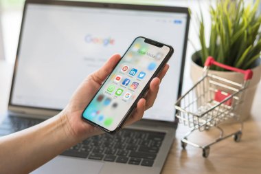 BANGKOK, THAILAND - 17 Mart 2018: Çok kanallı, internetler arası internet teknolojisi aracılığıyla akıllı telefon mobil uygulamasında dijital pazarlama e-ticareti için sosyal medya uygulaması