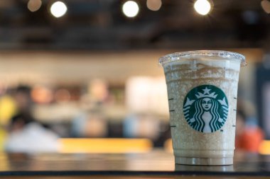 BANGKOK, THAILAND - 6 Nisan 2019: Masadaki Starbucks kahveli soğuk içecek, Amerika kökenli ünlü kahve markası. 