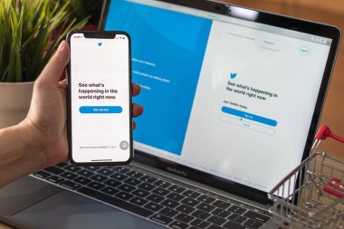 BANGKOK, THAILAND - 29 Aralık 2018: Twitter sosyal medya blogu arama uygulaması logosu giriş, mobil uygulama ekran üzerinde kayıt sayfası iPhone akıllı cihazları iş yerinde blogcu elinde