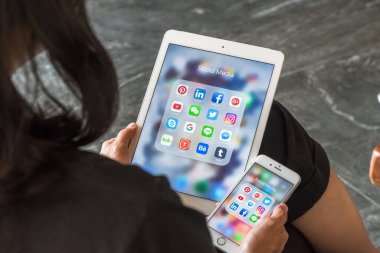 BANGKOK, THAILAND - 14 Ocak 2017: Ipad üzerinde sosyal medya uygulama simgeleri, Iphone 7 akıllı telefon dokunmatik mobil internet teknolojisi dijital 4.0 yaş.