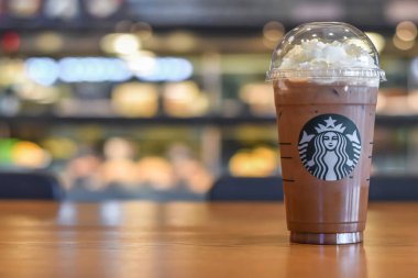 BANGKOK, THAILAND - 14 Ocak 2017: Masada Starbucks kahvesi soğuk içecek, Amerika kökenli ünlü kahve markası 