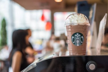 BANGKOK, THAILAND - 14 Ocak 2017: Masada Starbucks kahvesi soğuk içecek, Amerika kökenli ünlü kahve markası 