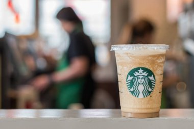 BANGKOK, THAILAND - 14 Ocak 2017: Masada Starbucks kahvesi soğuk içecek, Amerika kökenli ünlü kahve markası 