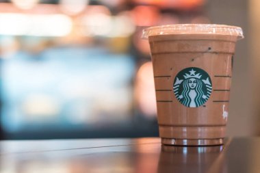 BANGKOK, THAILAND - 14 Ocak 2017: Masada Starbucks kahvesi soğuk içecek, Amerika kökenli ünlü kahve markası 