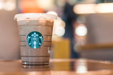 BANGKOK, THAILAND - 07 Ağustos 2016: Starbucks Kahve Soğuk İçeceği Masada, Amerika kökenli ünlü kahve markası 