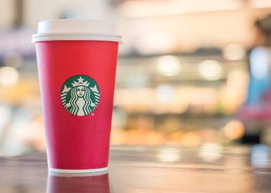 BANGKOK, THAILAND - 17 Kasım 2016: Starbucks kırmızı fincancı içecek markası ABD kökenli Noel ve yeni yıl yıldönümünü kırmızı tasarım fincanıyla kutladı