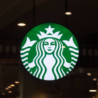 BANGKOK, THAILAND - 17 HAZİRAN 2016: Starbucks kahve dükkanı imalatı ABD 'de mağazanın önündeki tabelayla başladı 