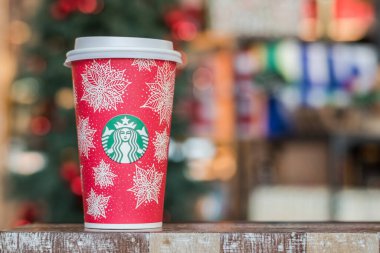 BANGKOK, THAILAND - 17 Kasım 2016: Starbucks kırmızı fincancı içecek markası ABD kökenli Noel ve yeni yıl yıldönümünü kırmızı tasarım fincanıyla kutladı