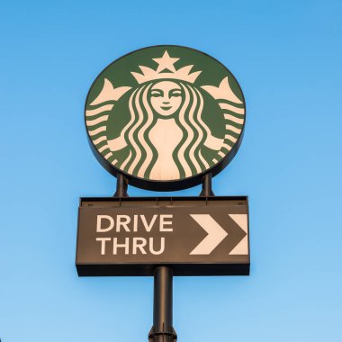 BANGKOK, THAILAND - 27 Kasım 2016: Starbucks Kahve Dükkanı Markası, ABD kökenli ve mağaza önünde imzalı 