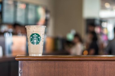 BANGKOK, THAILAND - 14 Ocak 2017: Masada Starbucks kahvesi soğuk içecek, Amerika kökenli ünlü kahve markası 