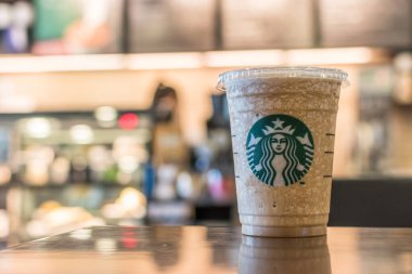 BANGKOK, THAILAND - 24 Ocak 2018: Starbucks Kahve soğuk içecek, ABD kökenli kahve markası Tayland 'da 20. kuruluş yıldönümünü kutladı 