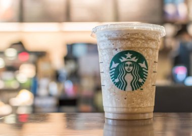 BANGKOK, THAILAND - 24 Ocak 2018: Starbucks Kahve soğuk içecek, ABD kökenli kahve markası Tayland 'da 20. kuruluş yıldönümünü kutladı 