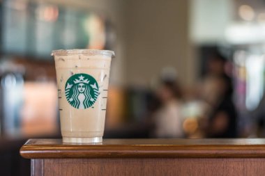 BANGKOK, THAILAND - 14 Ocak 2017: Masada Starbucks kahvesi soğuk içecek, Amerika kökenli ünlü kahve markası 
