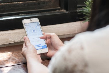 BANGKOK, THAILAND - 12 Kasım 2016: İphone 7 cep telefonu akıllı telefon uygulamasında Facebook uygulama sosyal ağı tarafından işyeri