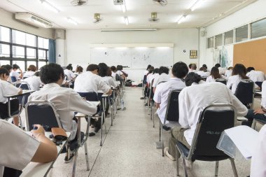 BANGKOK, THAILAND -ECTOBER 1 Ekim 2016: Sınav odasında öğrencilerin eğitim sınavına girmesi, çok düşünmesi, üniversite sınıfında cevap yazması