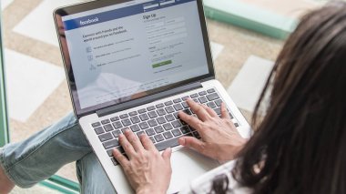 BANGKOK, THAILAND-Ekim18 Ekim 2015: Kullanıcı kayıt ekranında iş arama, pazarlama, sosyal medya reklamcılığı ve blog yazımı ile birlikte Facebook sosyal medya ağı 